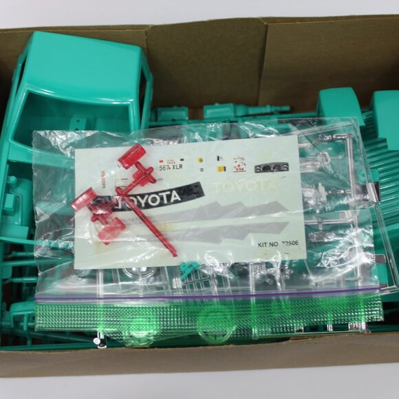 Toyota 1992 4X4 Pickup Truck 1/20 Lindberg Vintage Model Kit #72506 - Picture 10 of 14